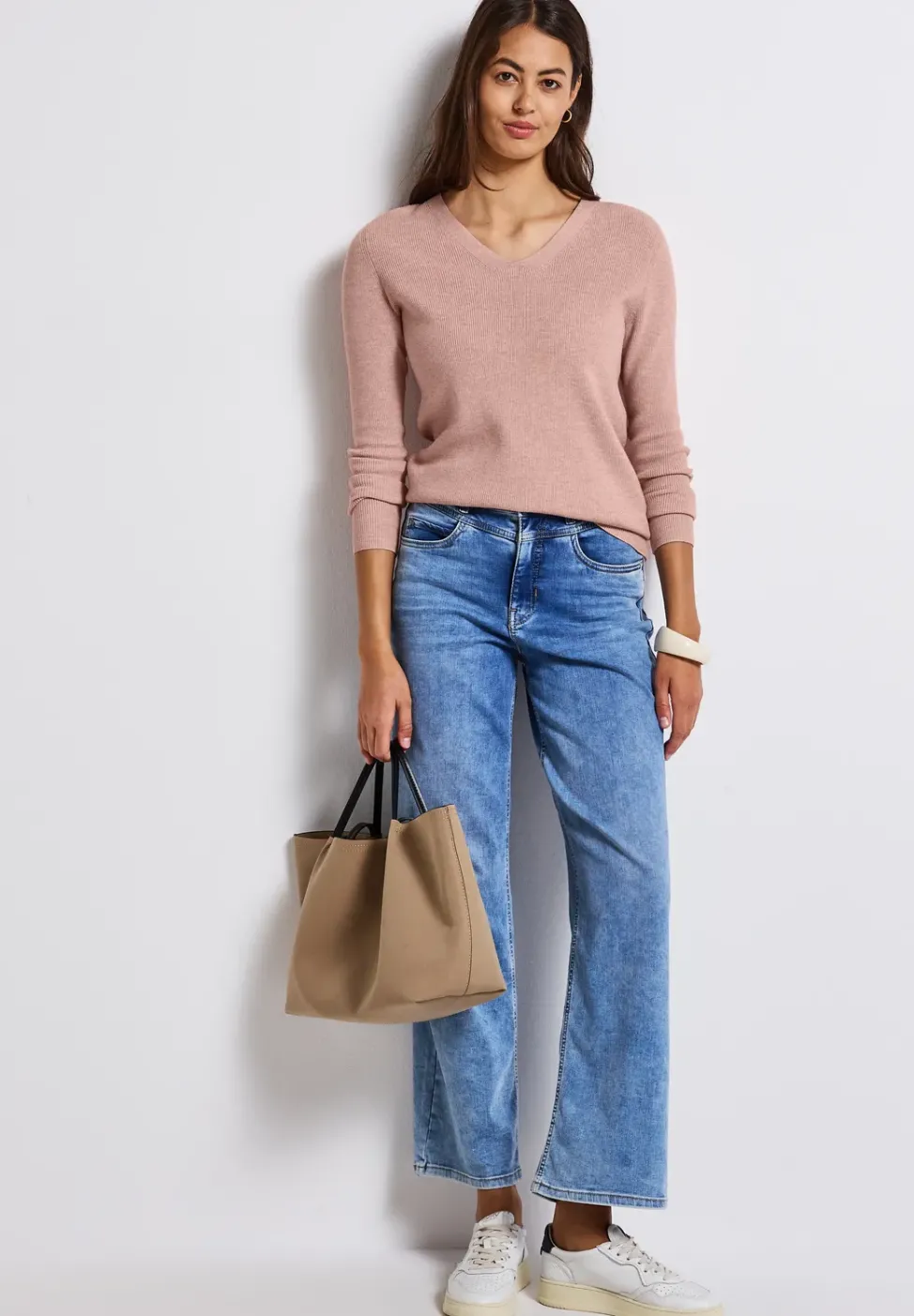 Basic V-Neck Pullover