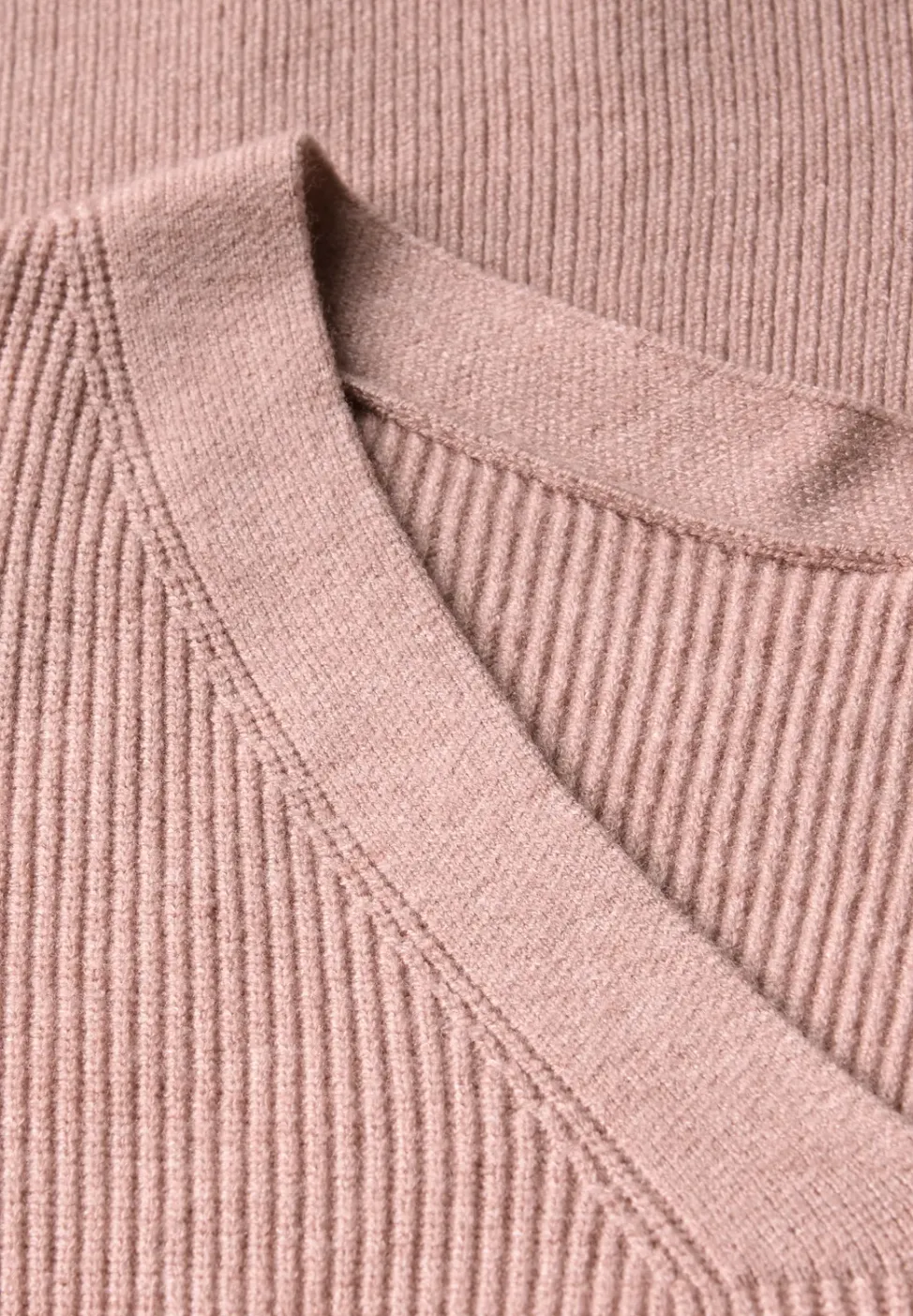 Basic V-Neck Pullover