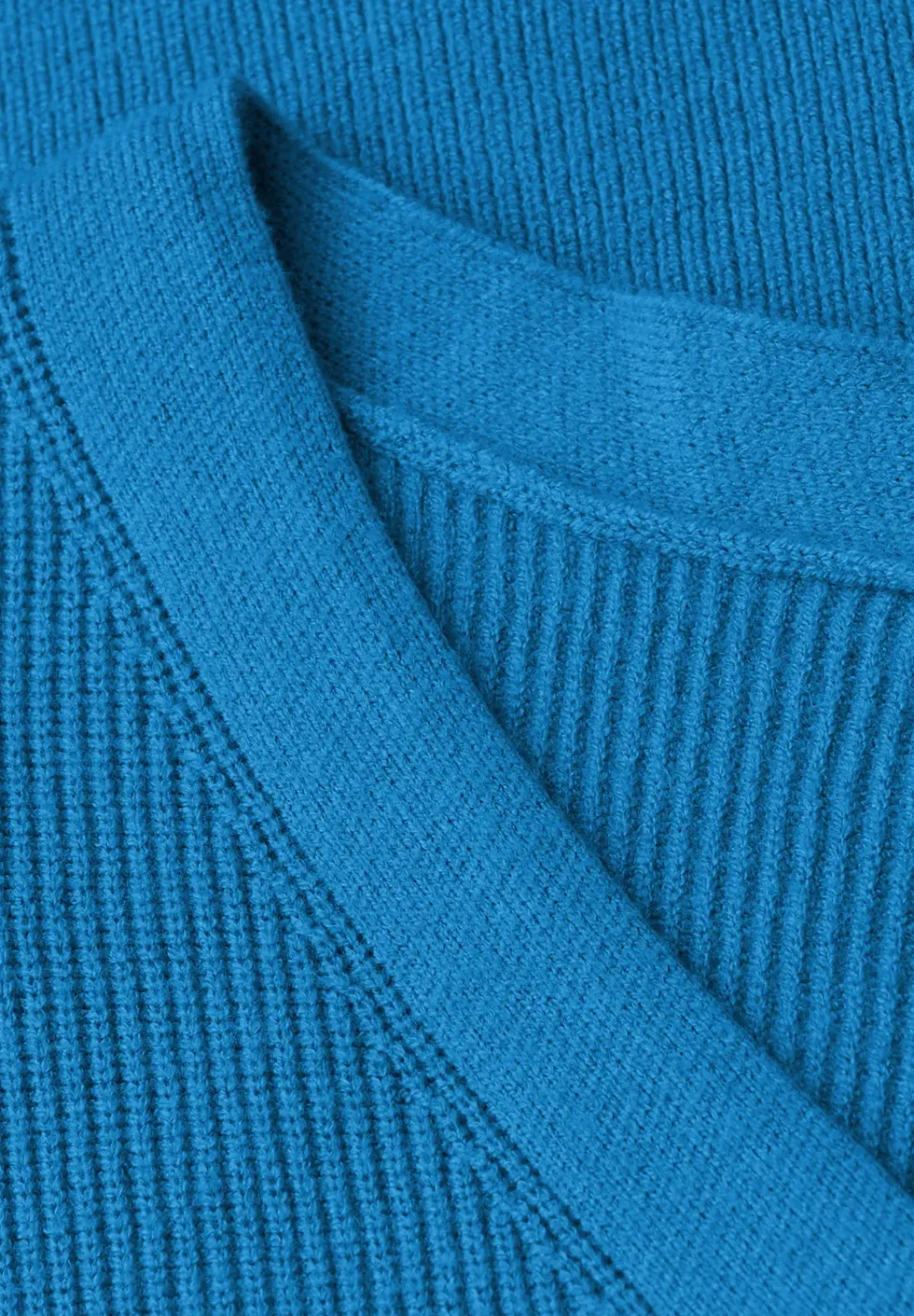 Basic V-Neck Pullover
