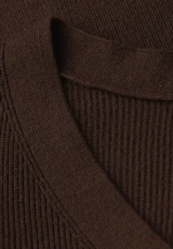 Basic V-Neck Pullover