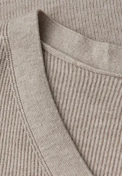 Basic V-Neck Pullover