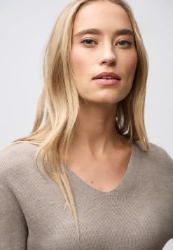 Basic V-Neck Pullover