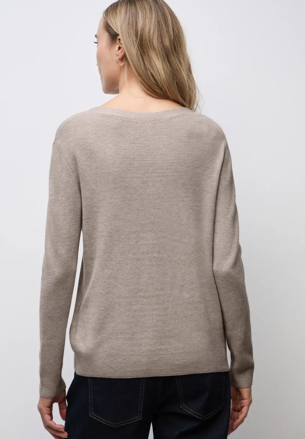 Basic V-Neck Pullover
