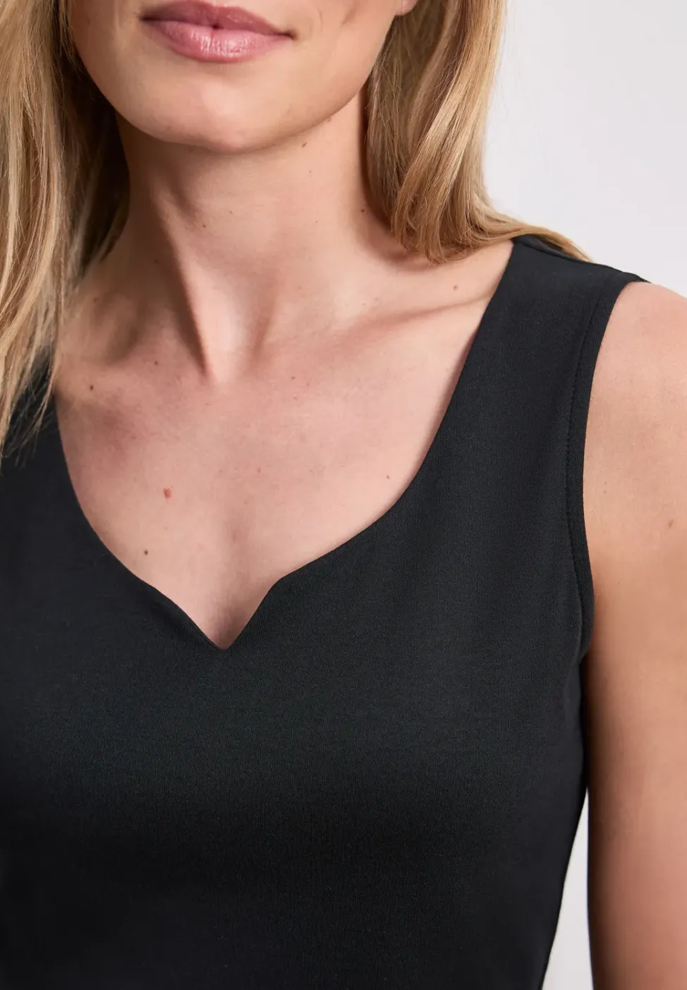 Basic Top mit Herzausschnitt