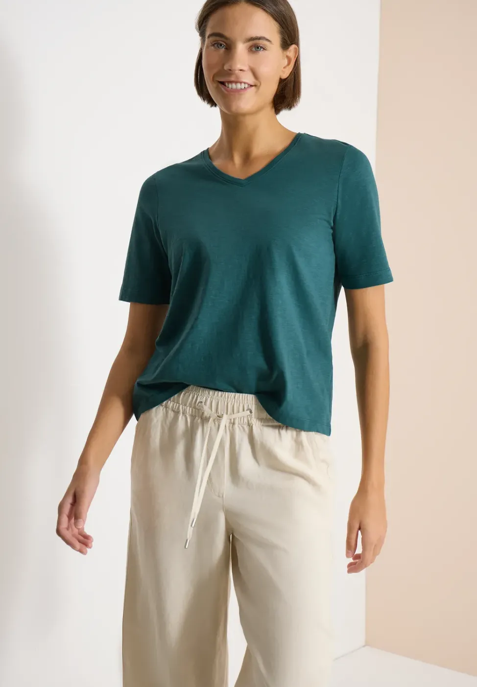 Basic T-Shirt mit Kurzarm und V-Neck