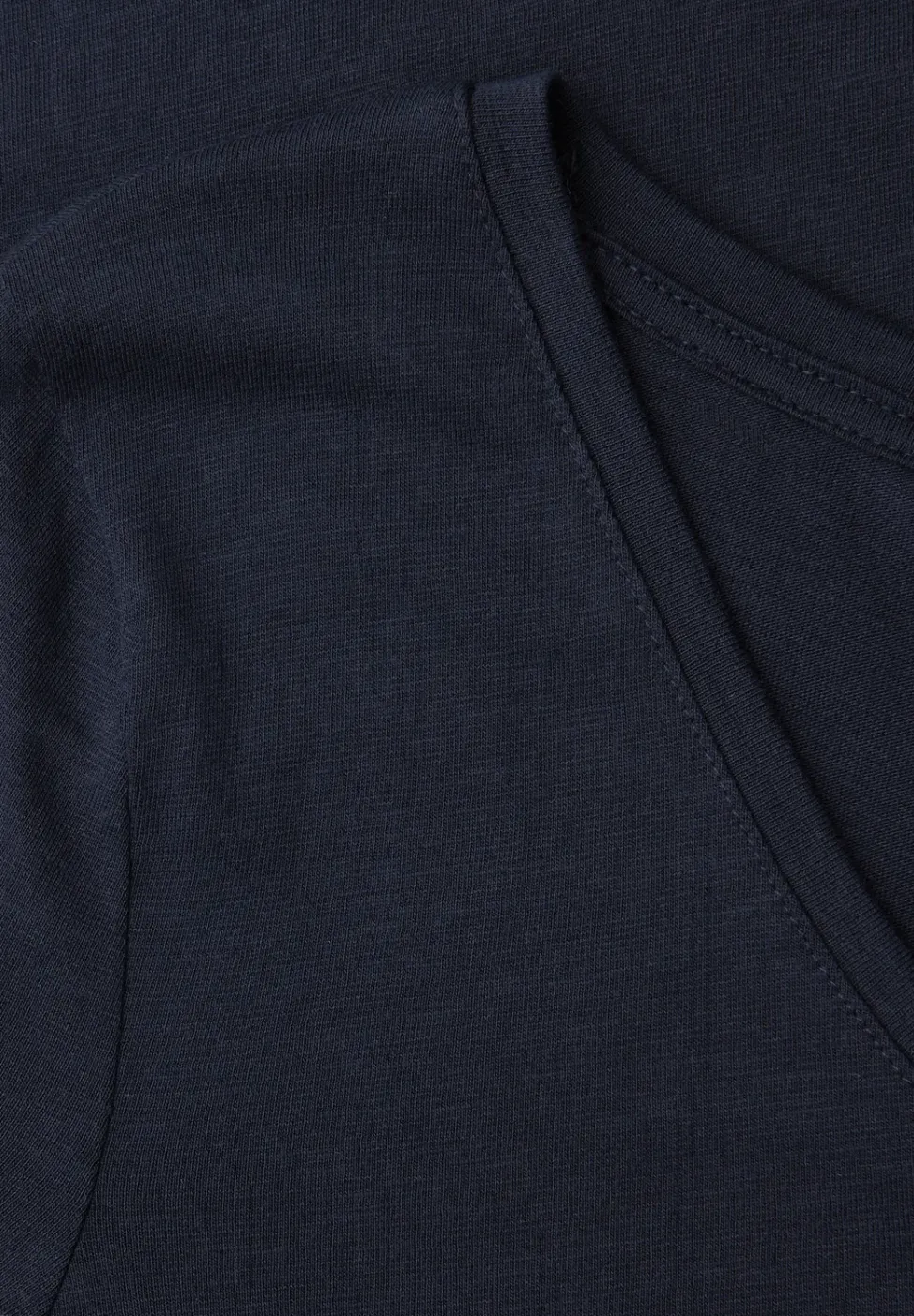 Basic T-Shirt mit V-Neck in Unifarbe