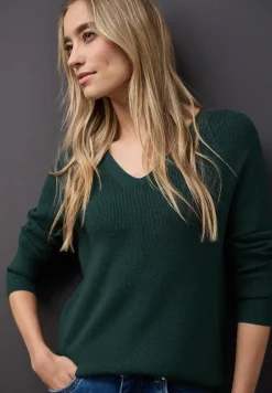 Basic V-Neck Pullover