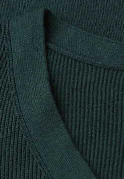 Basic V-Neck Pullover