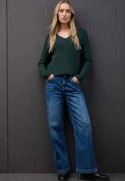Basic V-Neck Pullover