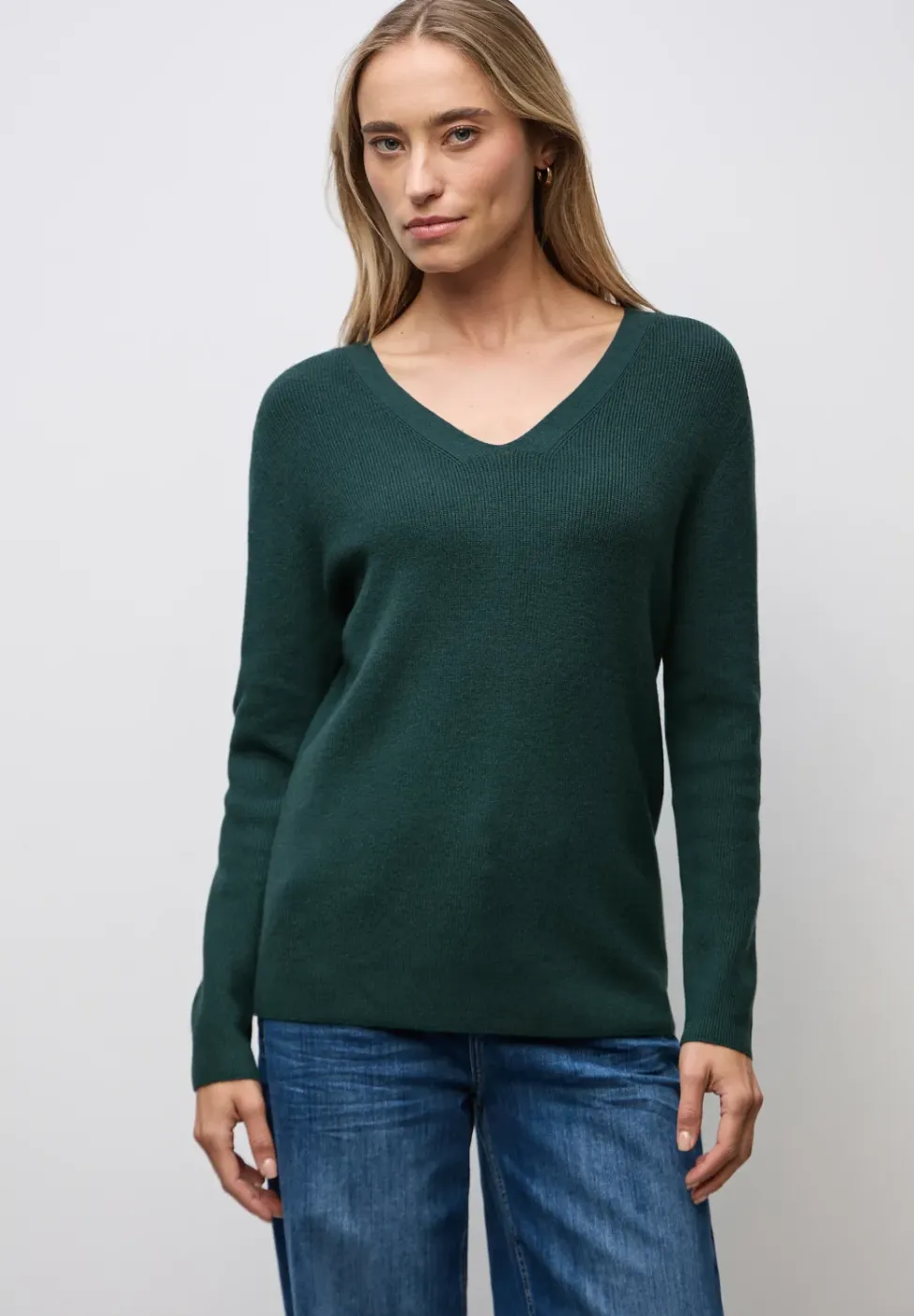 Basic V-Neck Pullover