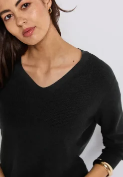 Basic V-Neck Pullover