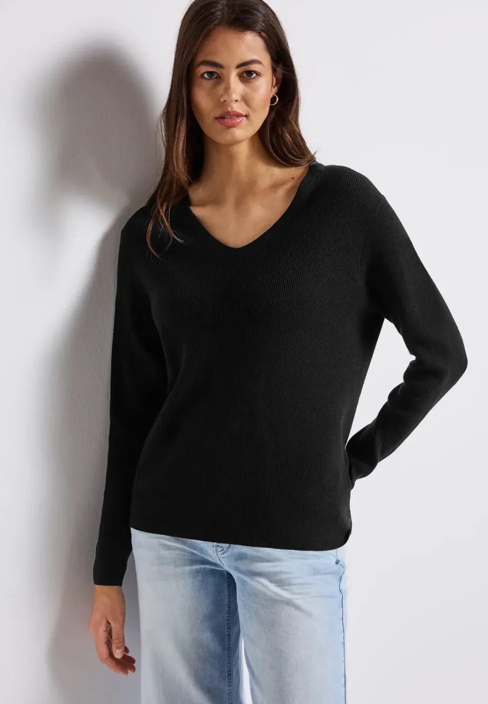 Basic V-Neck Pullover