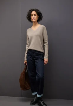 Basic V-Neck Pullover