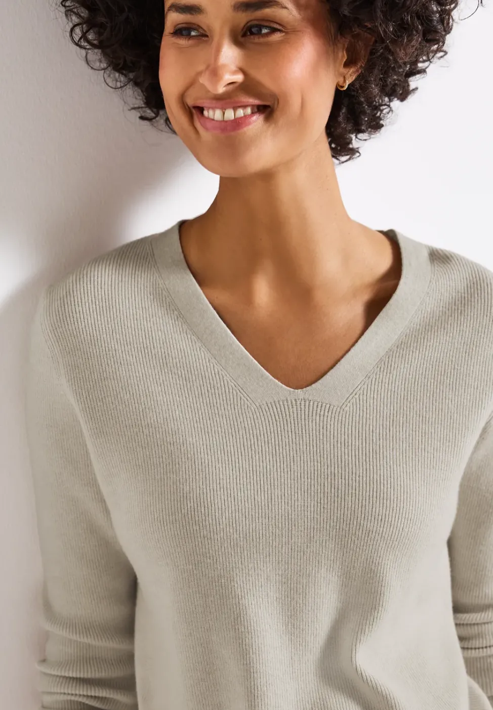 Basic V-Neck Pullover