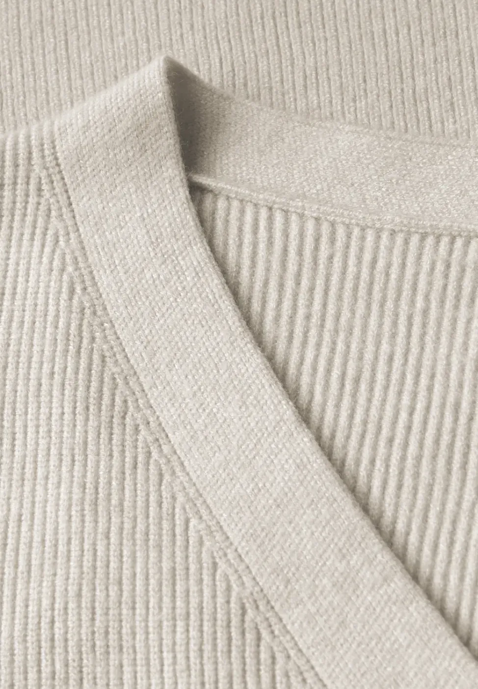 Basic V-Neck Pullover