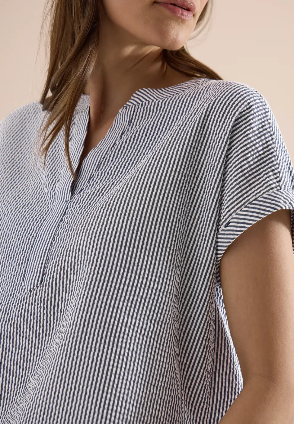 Bluse mit Split Neck in Seersuckerqualität