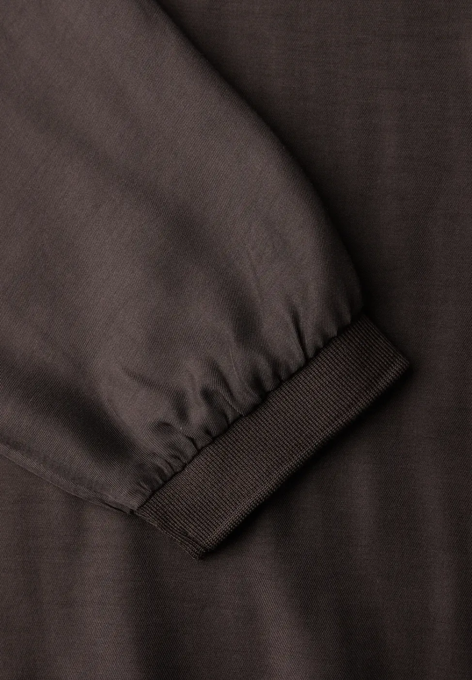 Bluse mit Elastiksaum