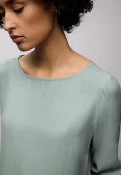 Bluse mit Elastiksaum