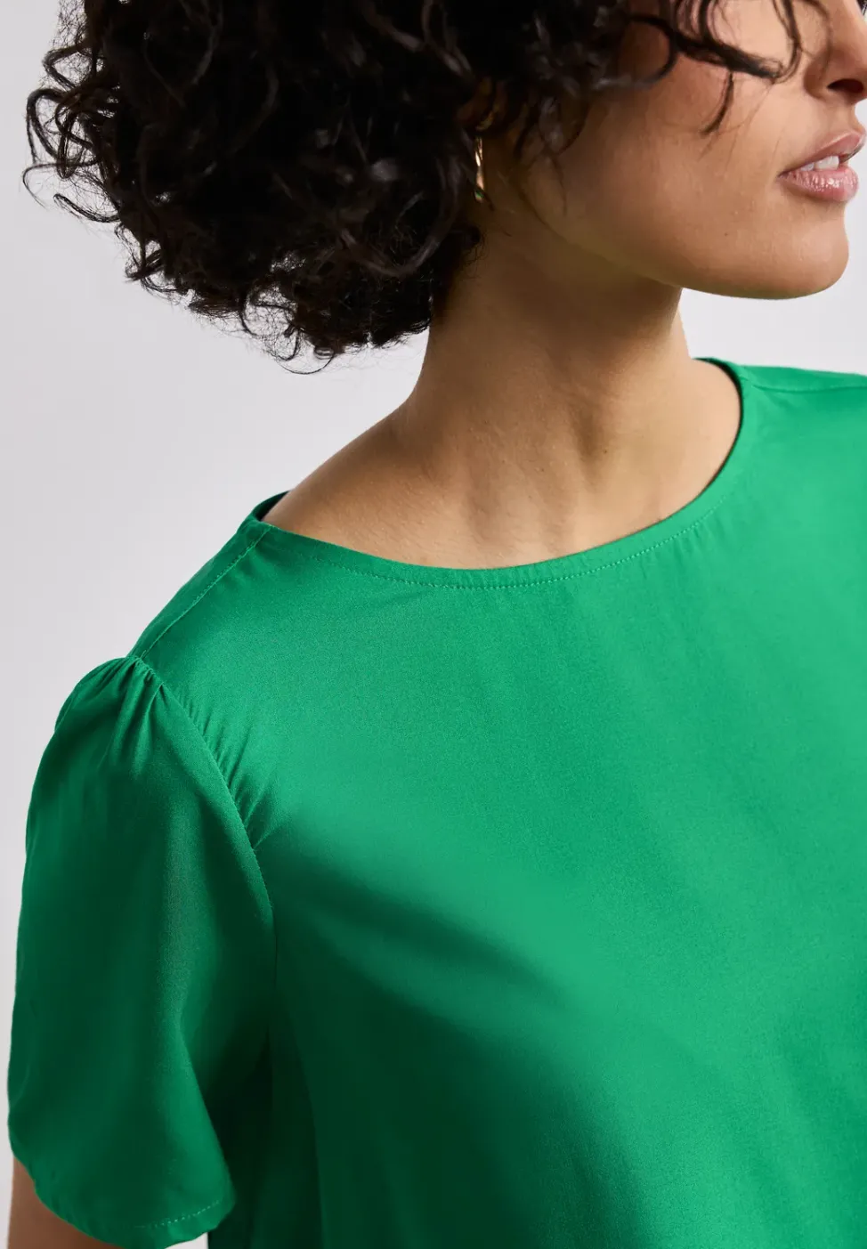 Bluse mit Rundhals und kurzen Puffärmeln
