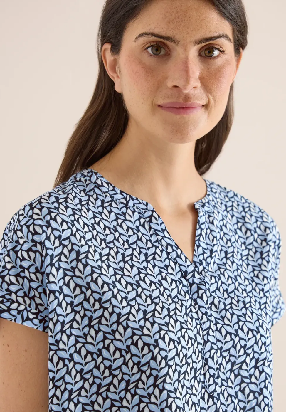 Bluse mit Split Neck und Minimal Print