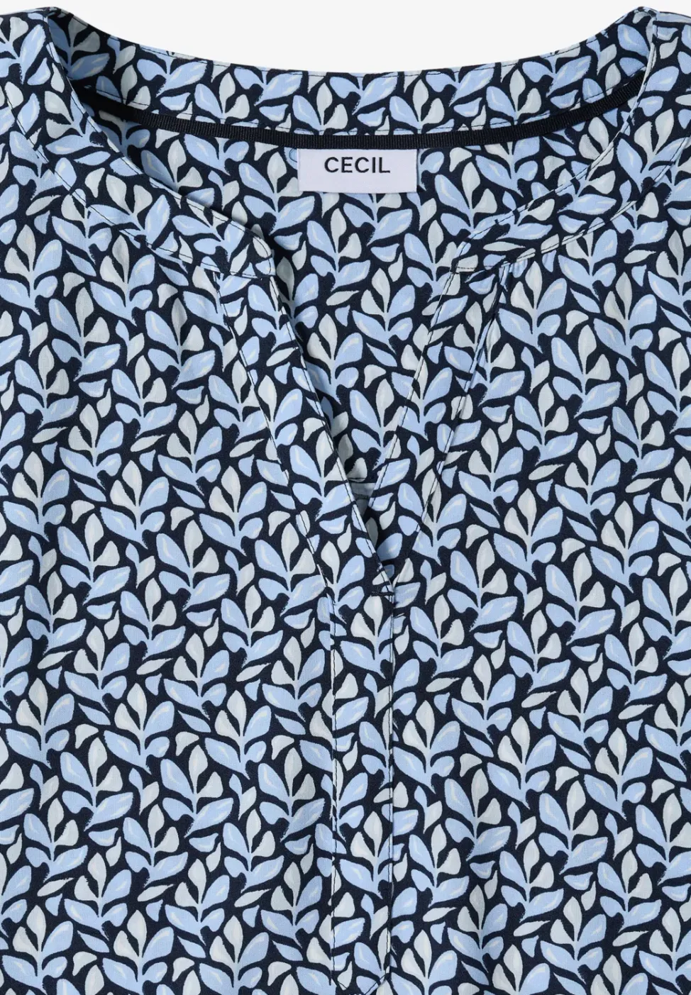 Bluse mit Split Neck und Minimal Print