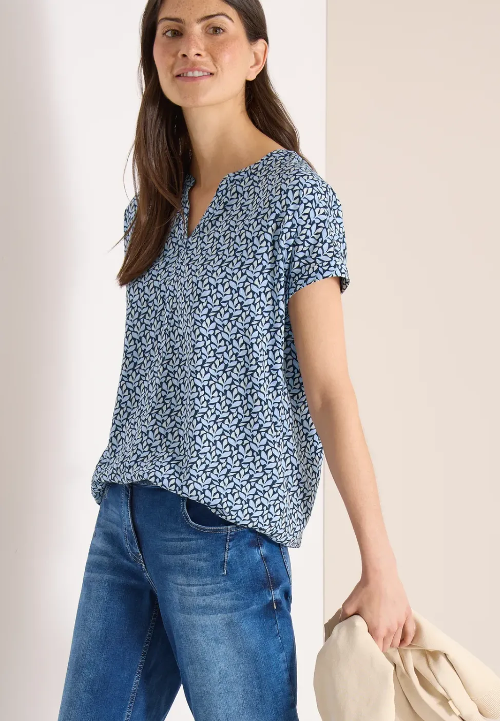 Bluse mit Split Neck und Minimal Print