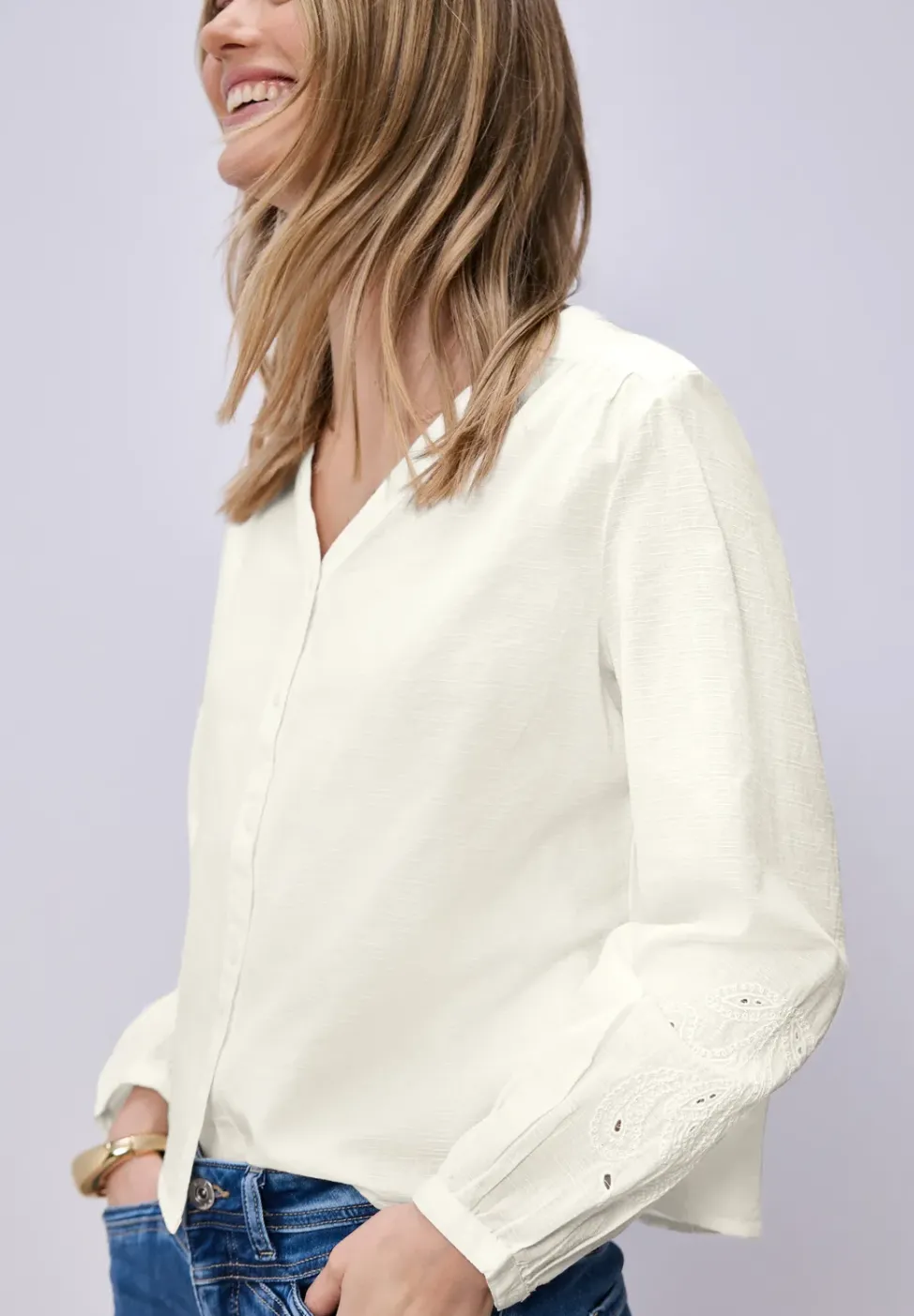 Bluse mit V-Neck und Stickerei