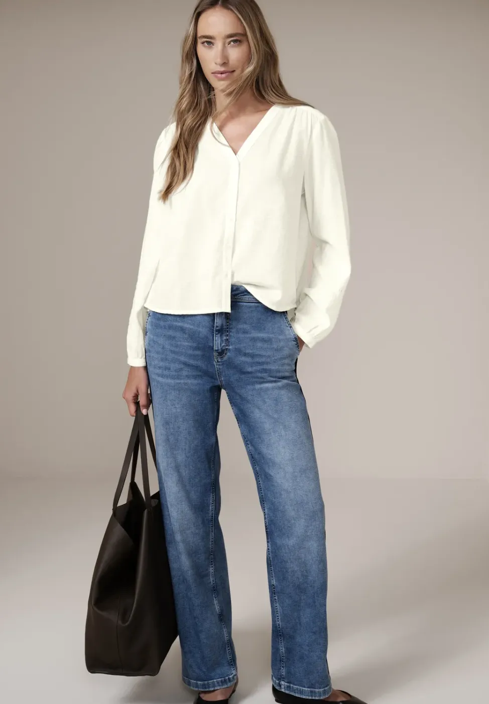 Bluse mit V-Neck und Stickerei