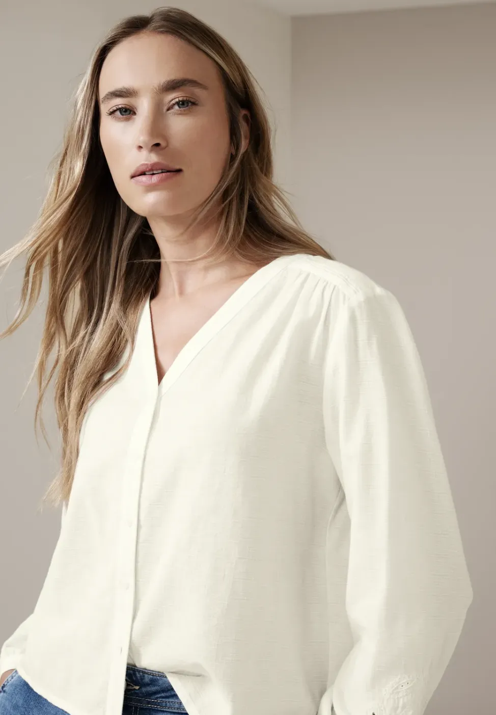 Bluse mit V-Neck und Stickerei