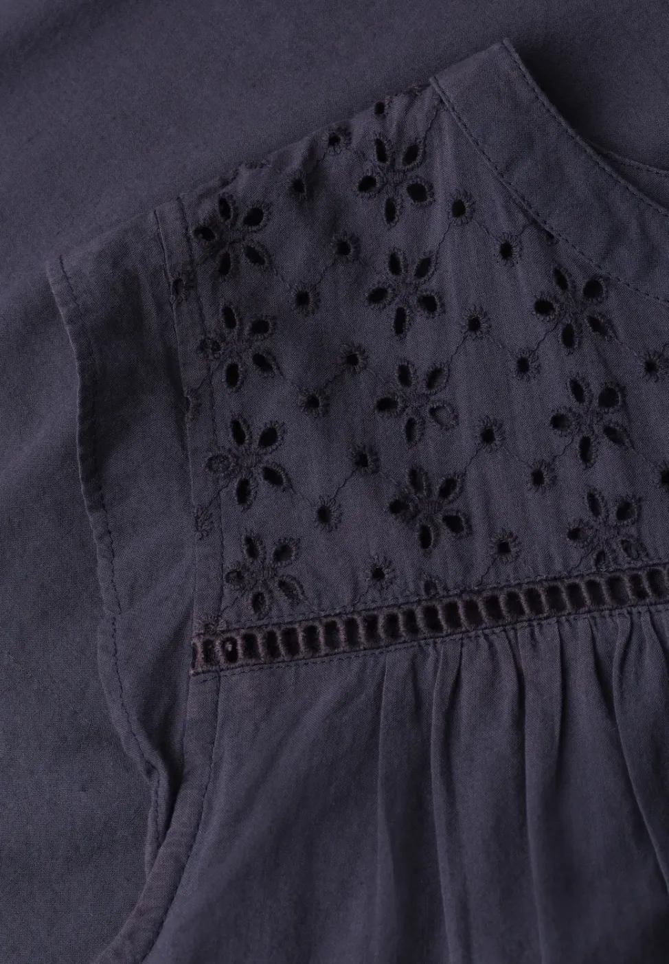 Blusentop mit Split Neck und Shiffleydetails