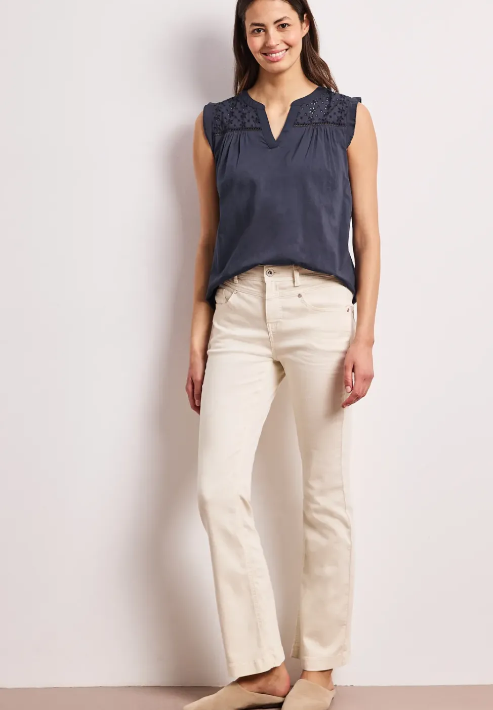 Blusentop mit Split Neck und Shiffleydetails