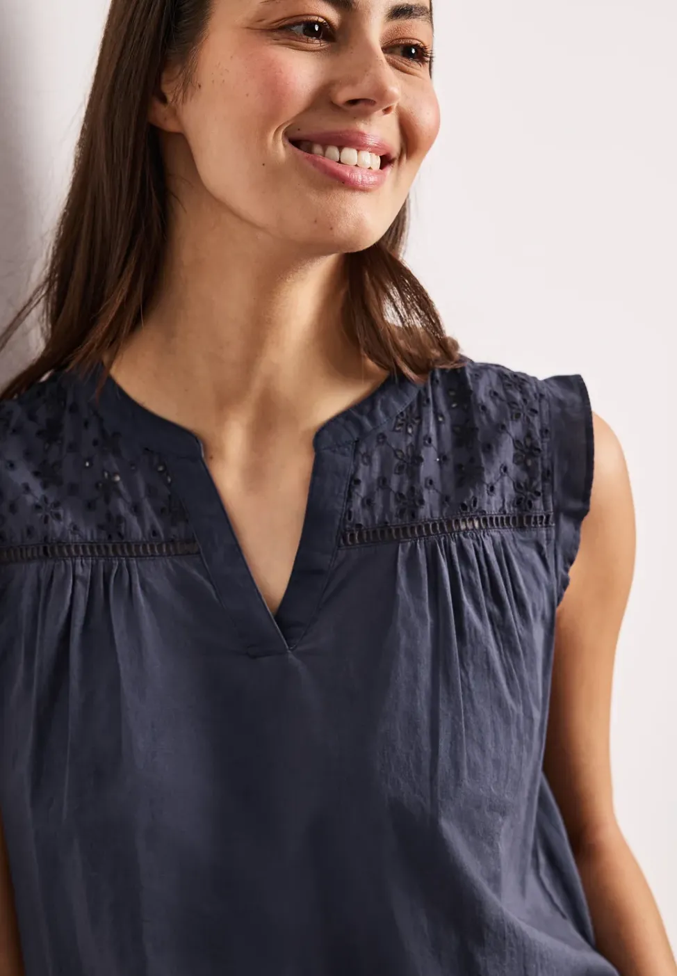 Blusentop mit Split Neck und Shiffleydetails