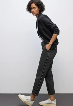 Chino mit Tapedetails