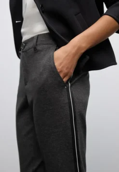 Chino mit Tapedetails