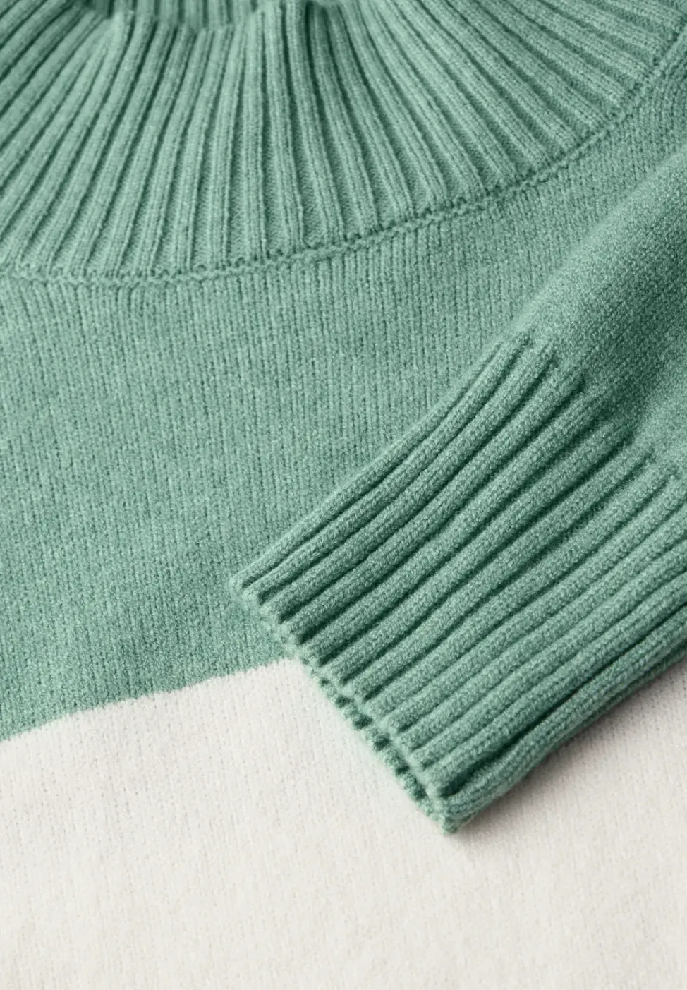 Gestreifter Pullover