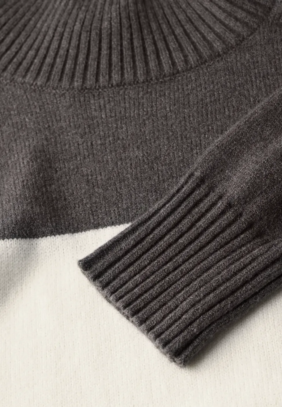 Gestreifter Pullover