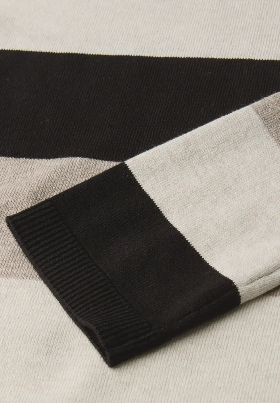 Gestreifter Pullover
