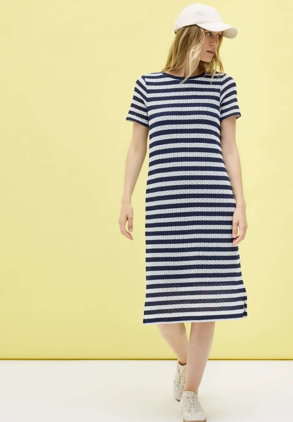 Gestreiftes Ajour-Kleid