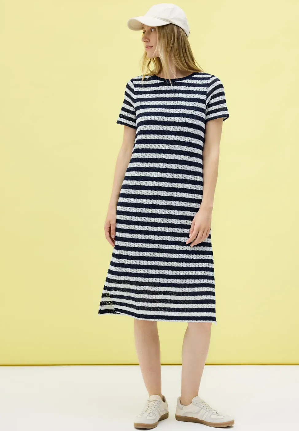 Gestreiftes Ajour-Kleid