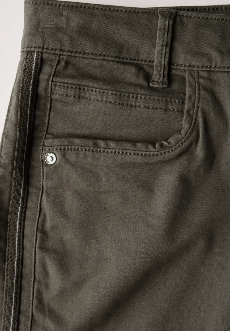 Hose mit Tape-Details