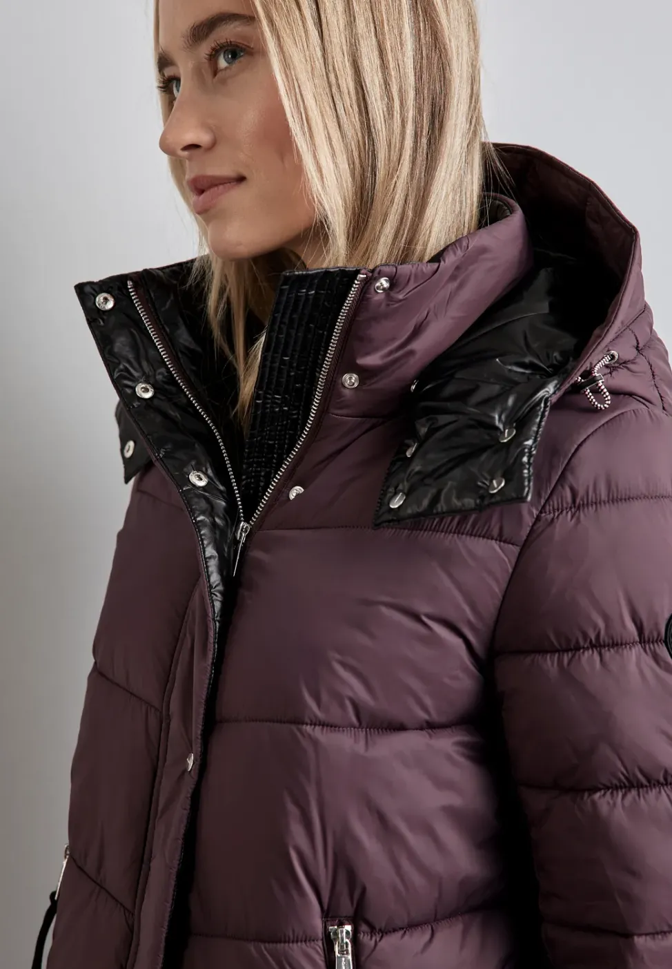 Jacke mit abnehmbarer Kapuze