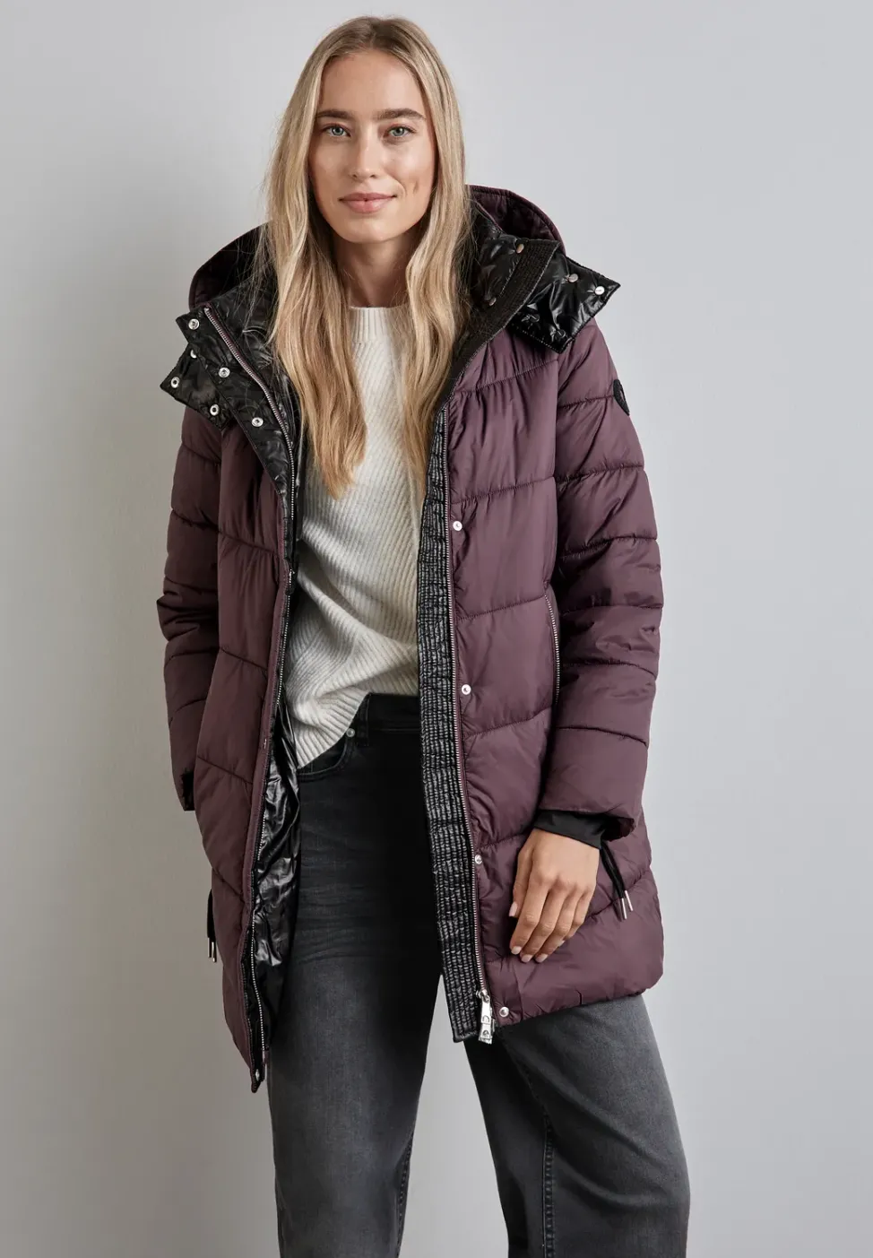 Jacke mit abnehmbarer Kapuze