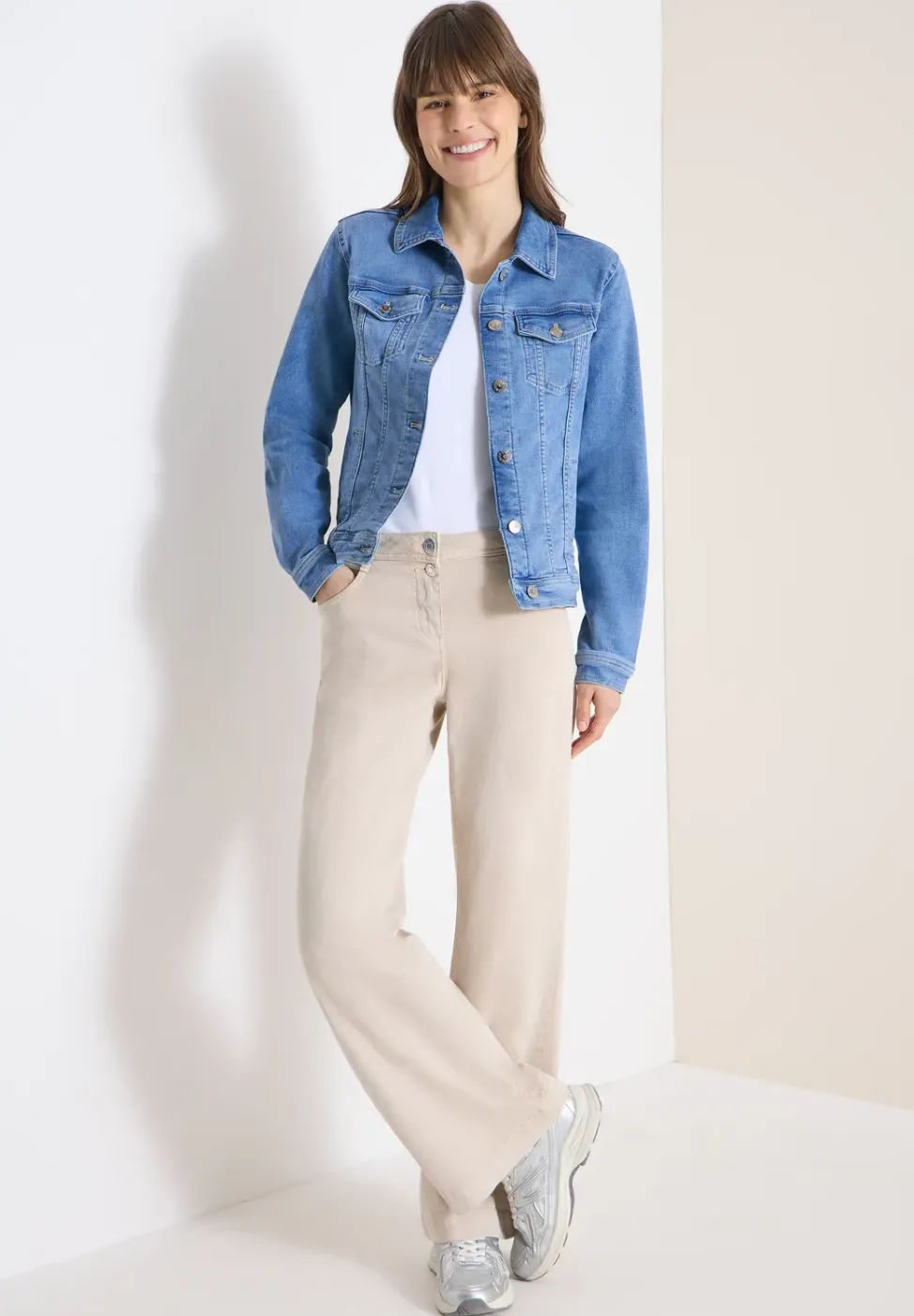 Jeansjacke mit Brusttaschen und Knöpfen