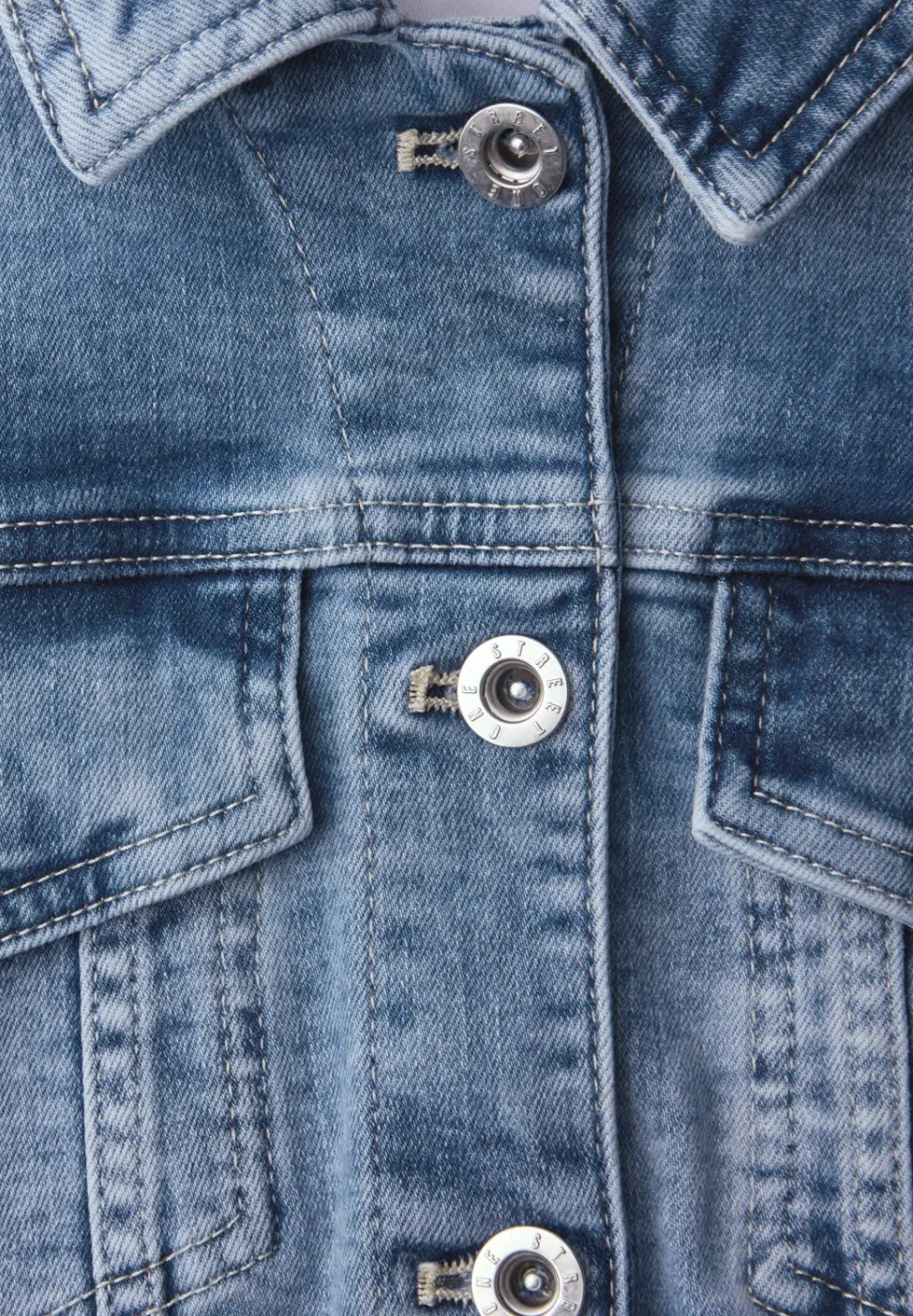 Jeansjacke mit Brusttaschen und Knöpfen