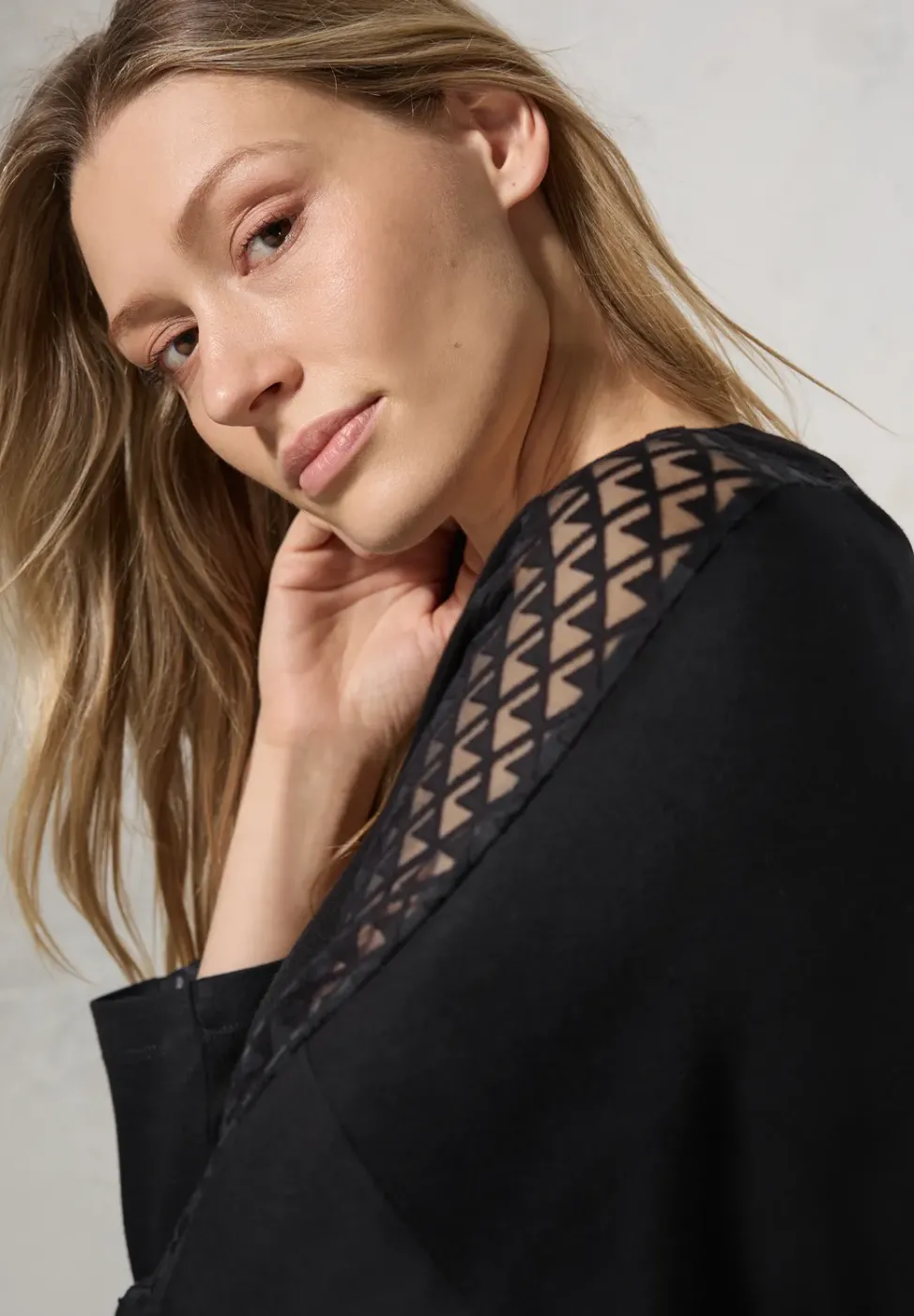 Kleid mit Mesh-Details