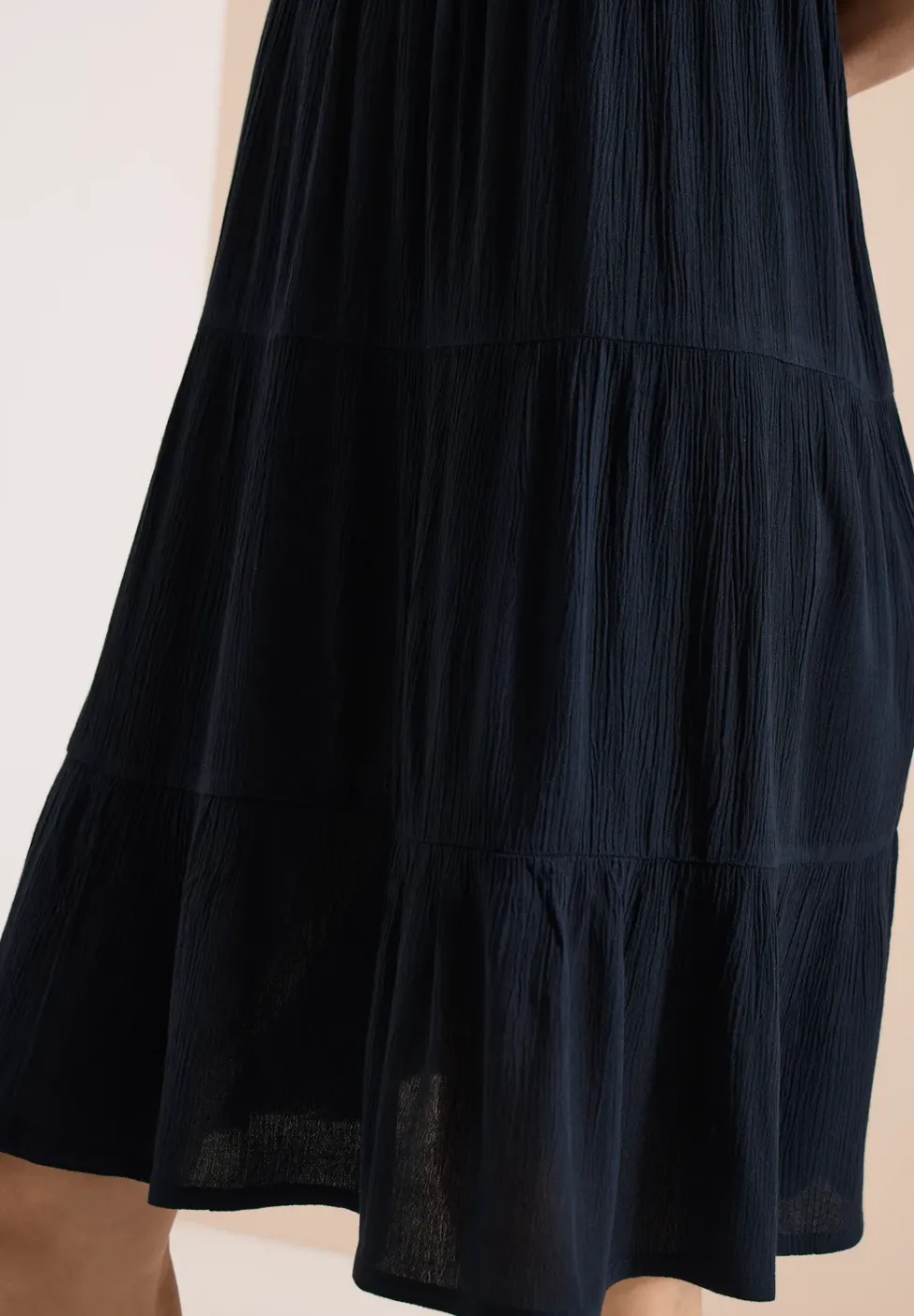 Knielanges Kleid in Crepe-Struktur