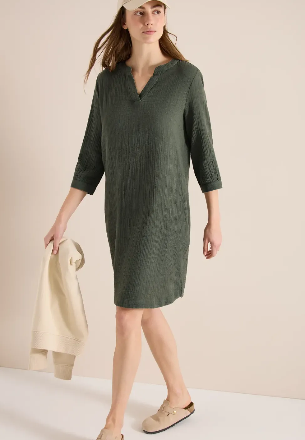 Knielanges Kleid in Musselin-Qualität
