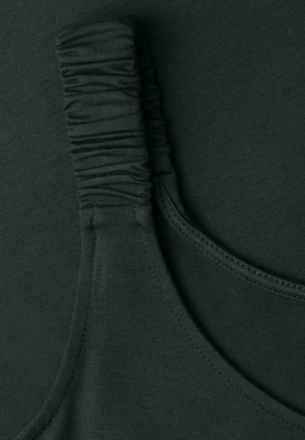 Knielanges Kleid mit gerafften Trägern