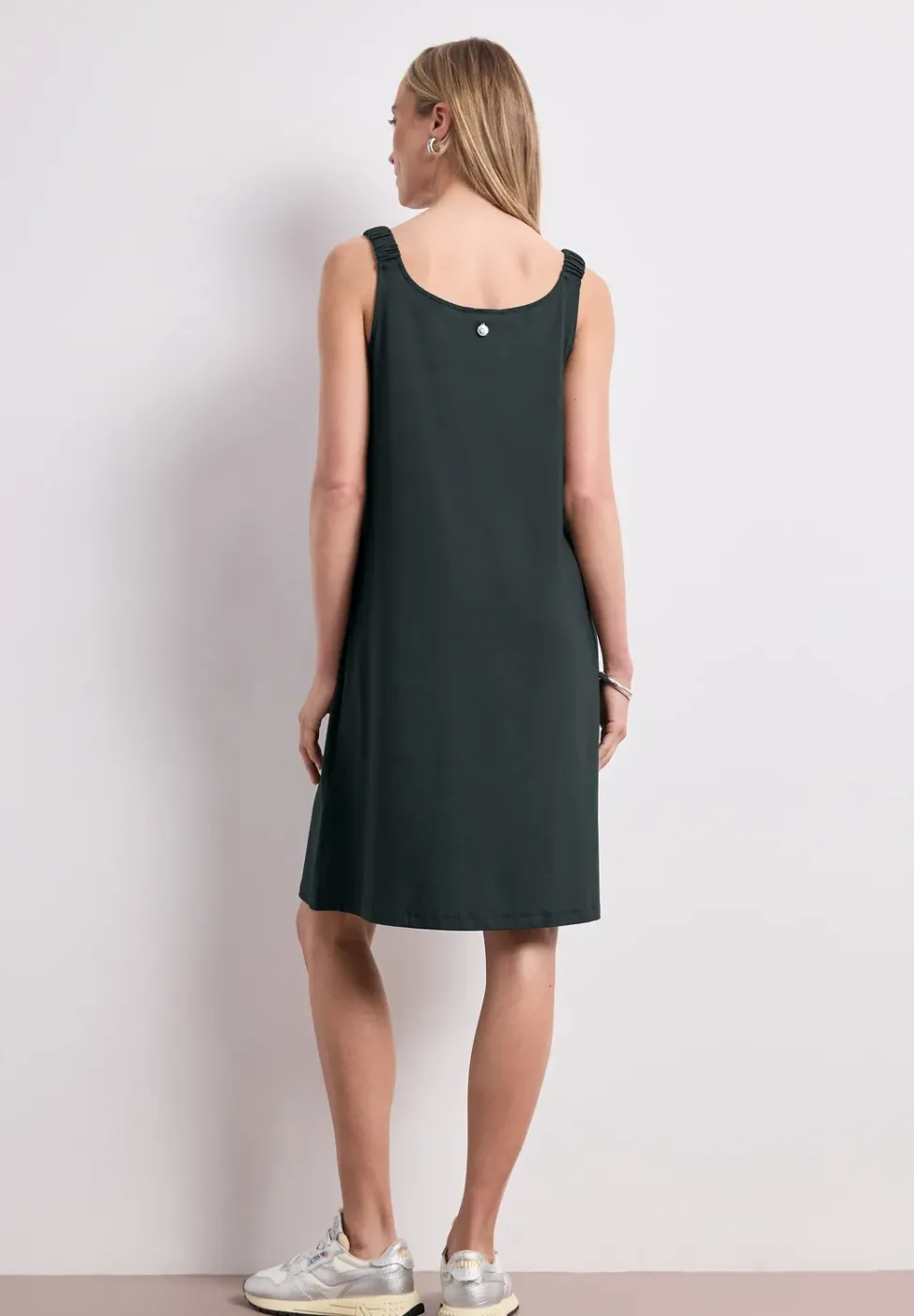 Knielanges Kleid mit gerafften Trägern