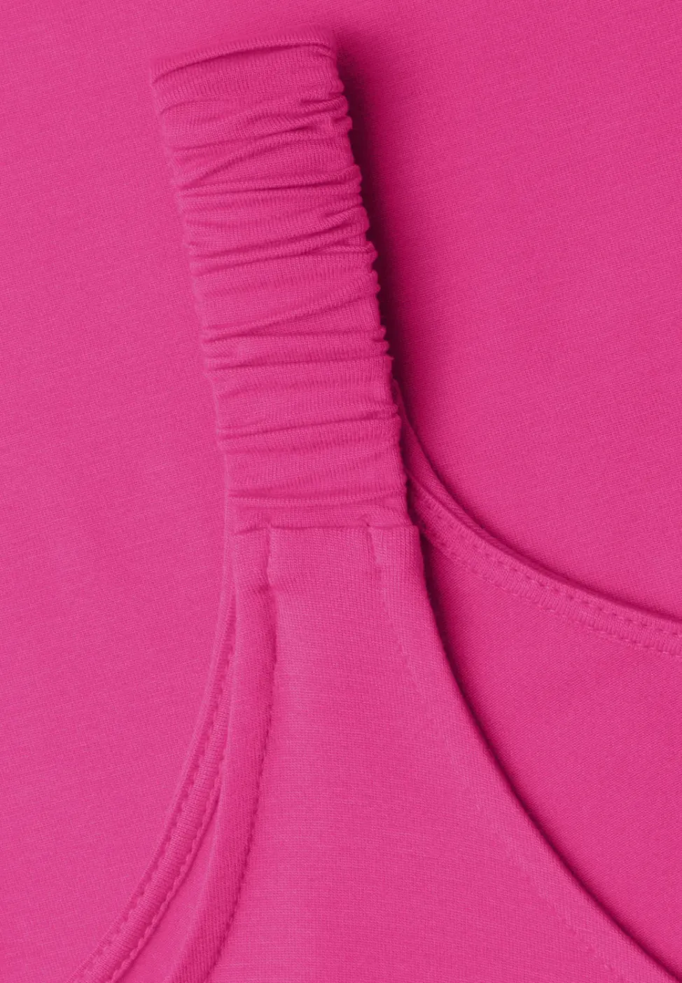 Knielanges Kleid mit gerafften Trägern